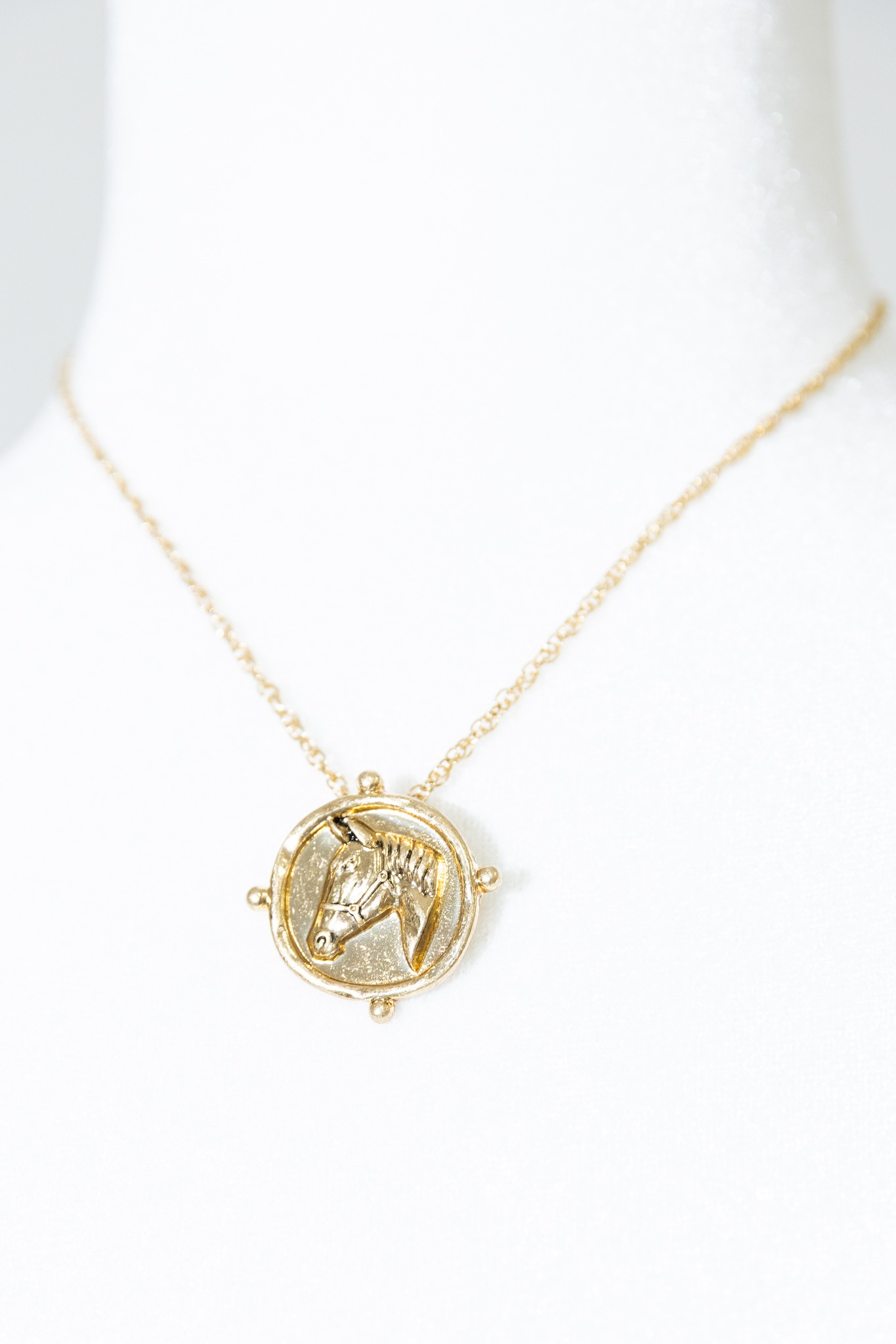 Nelly Embossed Pendant, Gold - 4K7A0291.jpg