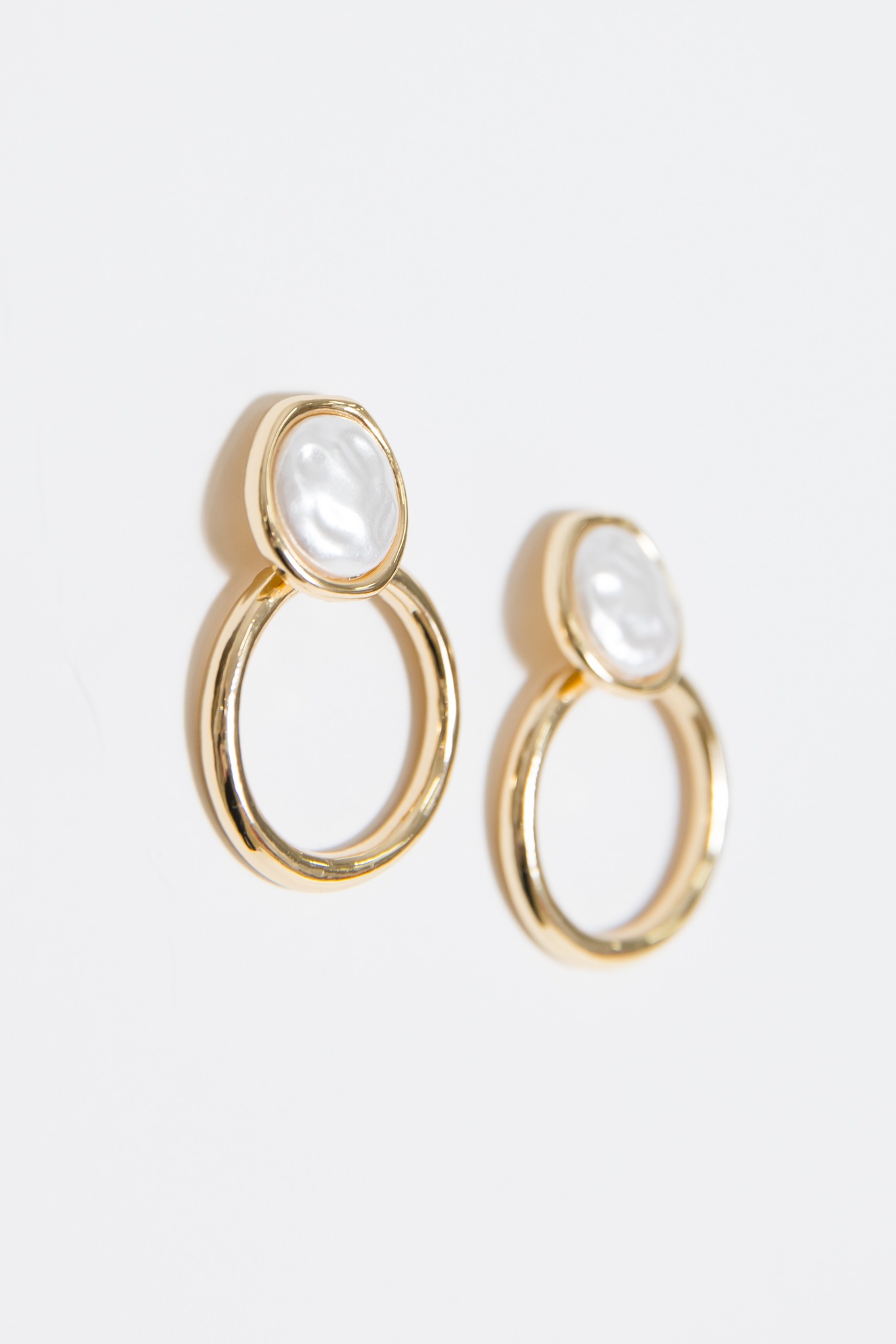 Round Pearl Earrings, Gold - 4K7A5363.jpg
