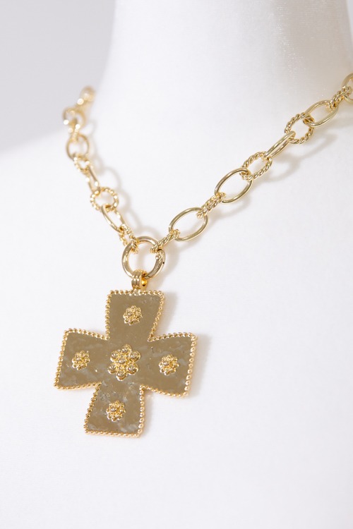 Cross Pendant Necklace, Gold - 4K7A6118.jpg
