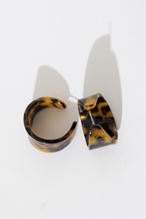 Tortoise Acrylic Hoops - 4K7A7387-2.jpg