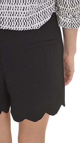 Scallop of Daisy Shorts, Black