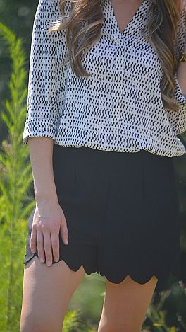 Scallop of Daisy Shorts, Black